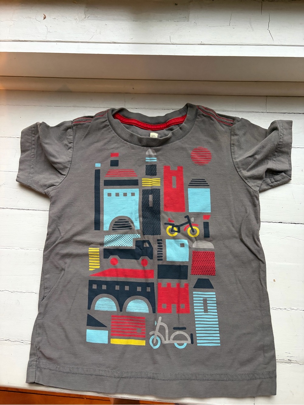 Tea Collection Gray Tee with Red, Blue and Yellow City Graphic
